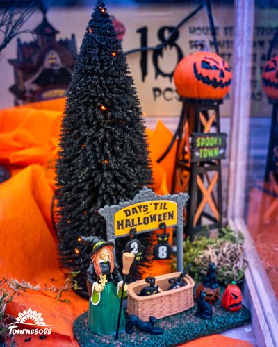 Scène miniature Halloween avec arbre, citrouille et panneau 
